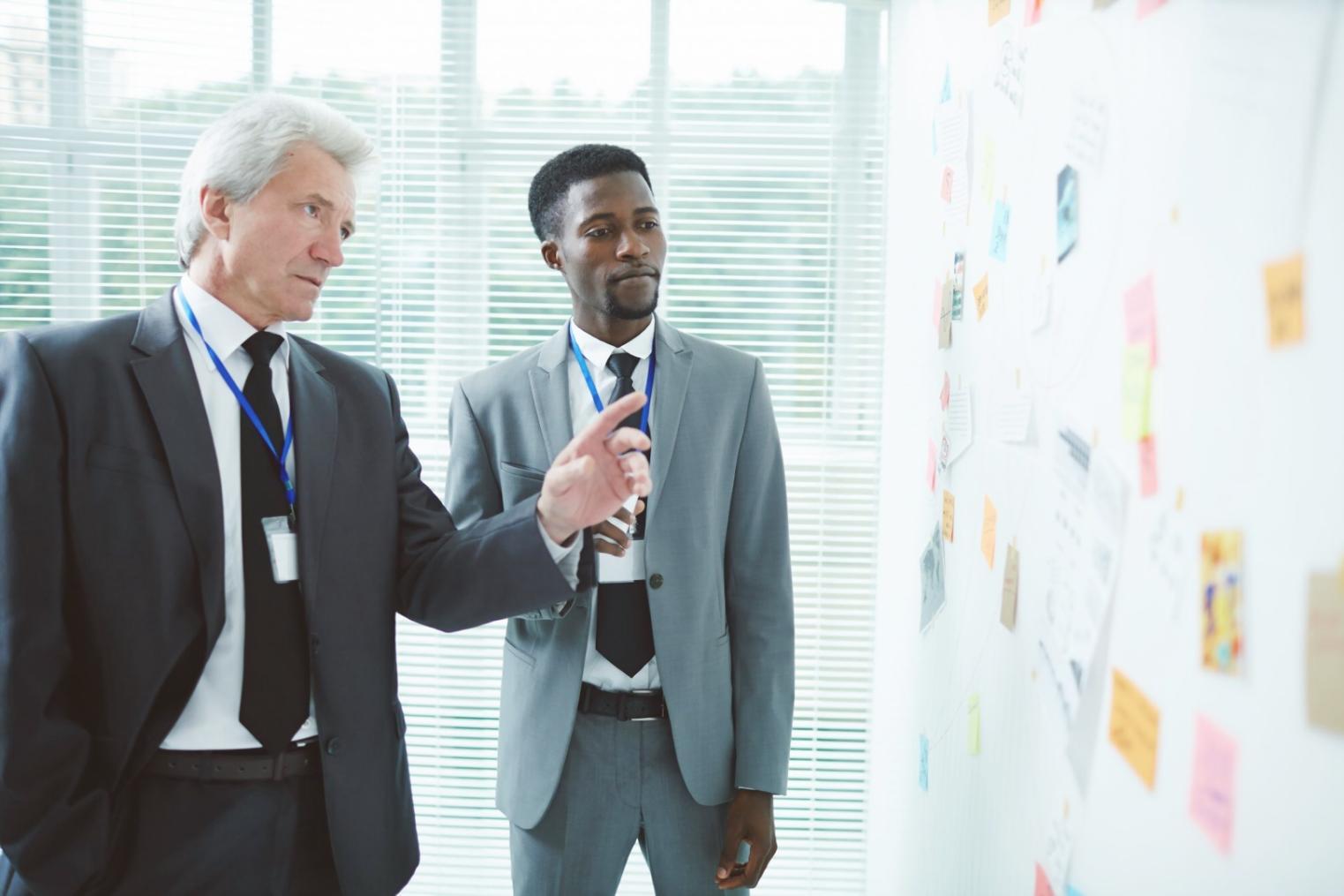 Espace de travail moderne dédié à l'apprentissage de l'analyse financière